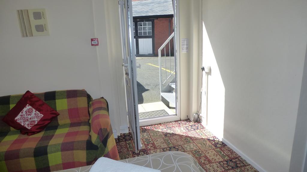 Whitehall Guest House Colwyn Bay Dış mekan fotoğraf